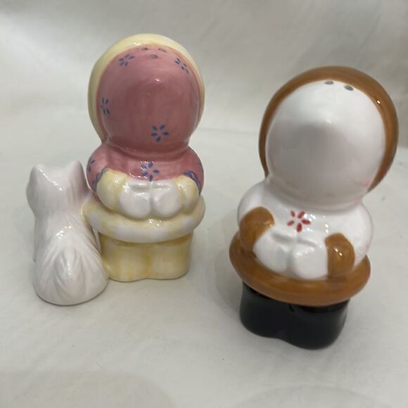 Magnetic Eskimo Alaska Salt Pepper Shakers 3 1/2 Inches Tall 4 Inches Wide Used - Picture 4 of 7